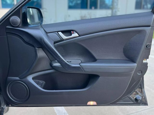 Vehicle image 28 of 31