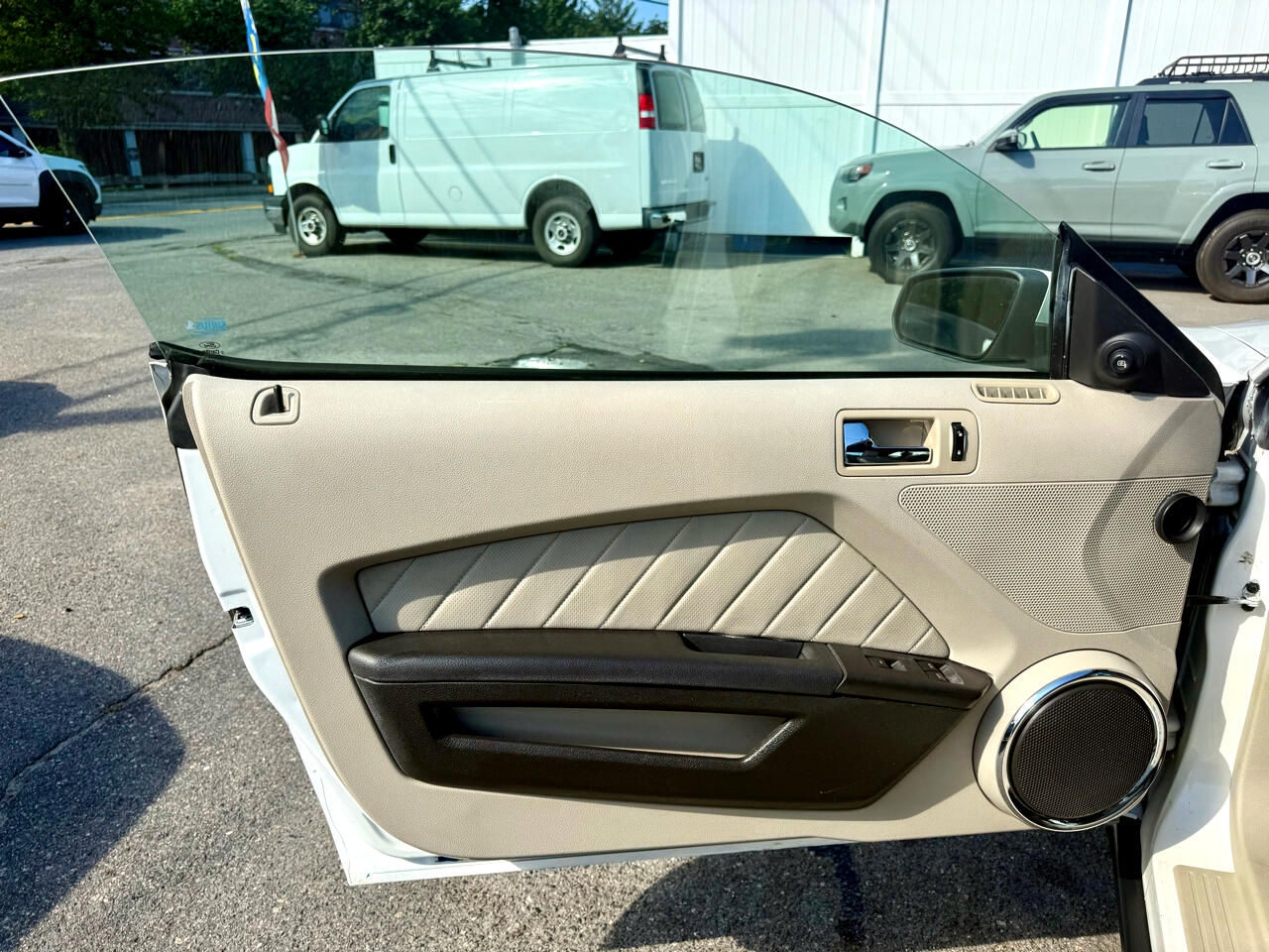 2010 Ford Mustang Image 33 of 41