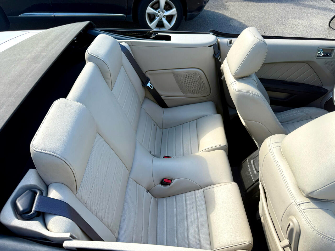 2010 Ford Mustang Image 23 of 41