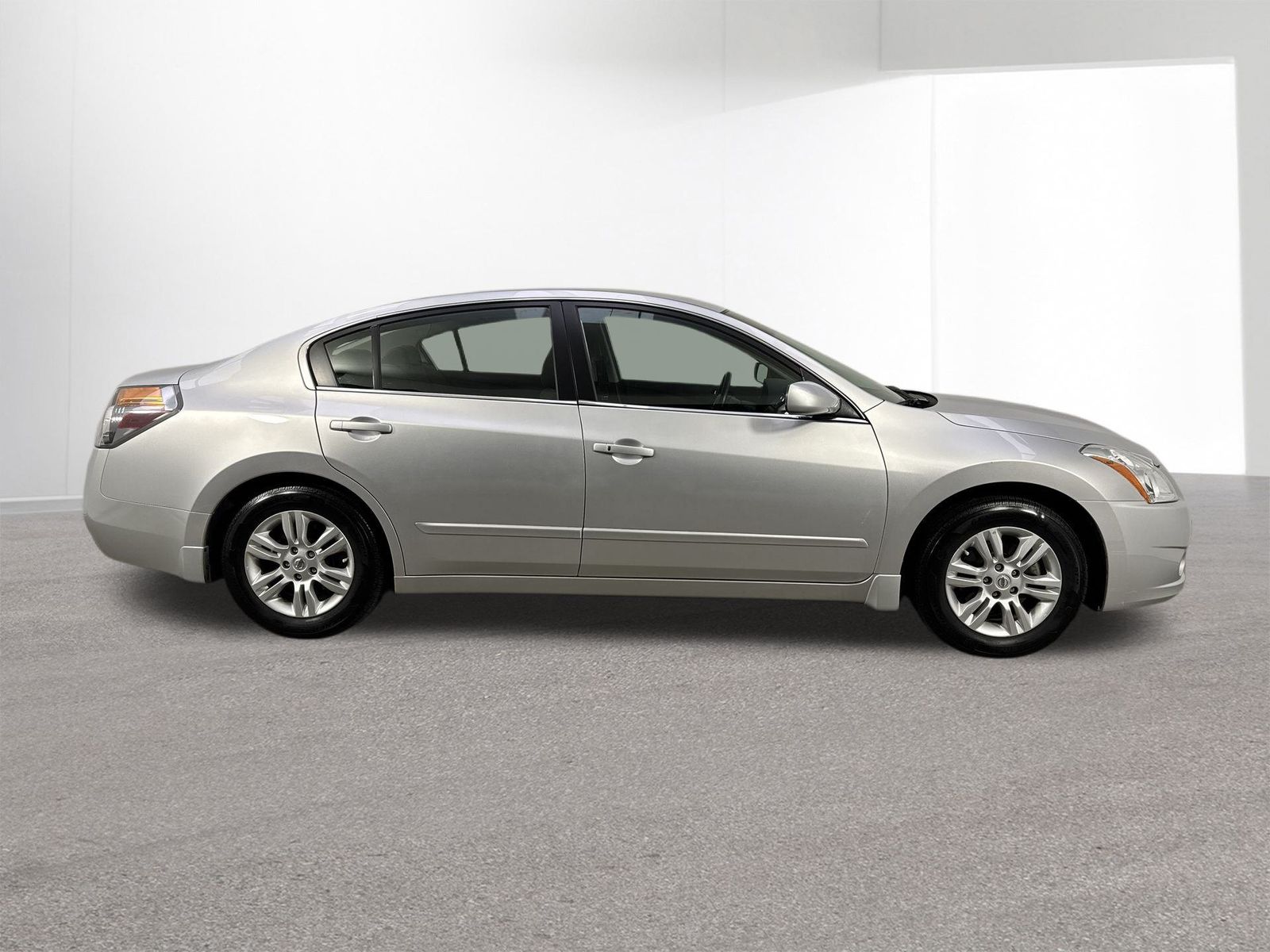 2010 Nissan Altima 2.5 S Image 6 of 34