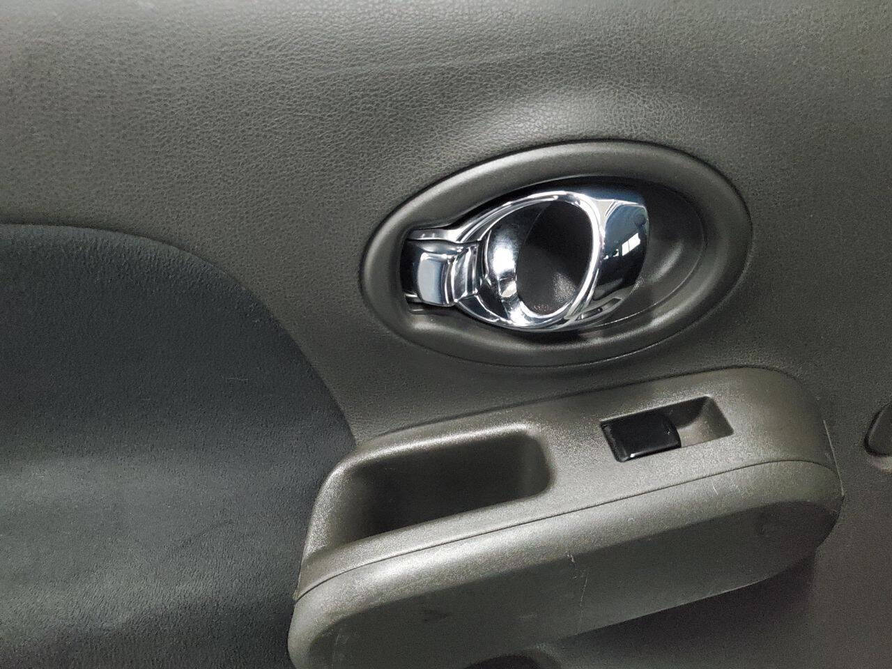 2010 Nissan Cube 1.8 S Image 13 of 22