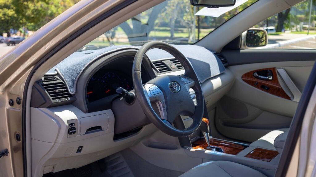 2010 Toyota Camry XLE Image 18 of 33