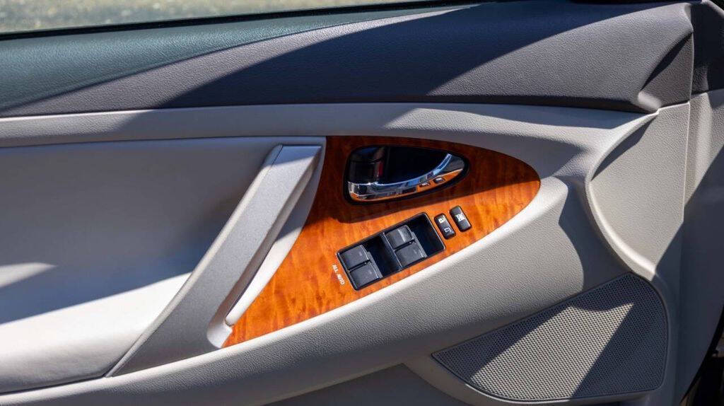 2010 Toyota Camry XLE Image 27 of 33