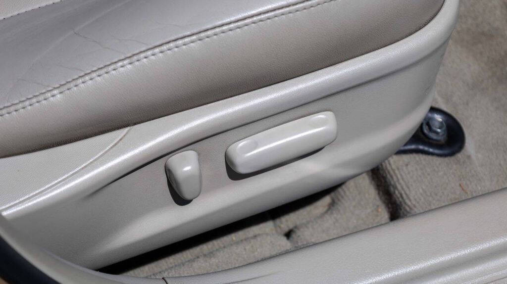 2010 Toyota Camry XLE Image 28 of 33