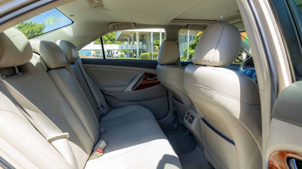 2010 Toyota Camry XLE Image 16 of 33