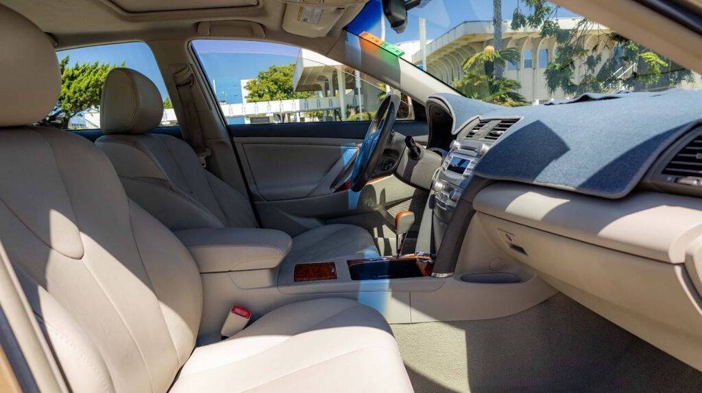 2010 Toyota Camry XLE Image 17 of 33