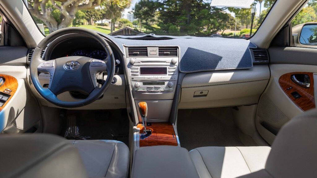 2010 Toyota Camry XLE Image 19 of 33