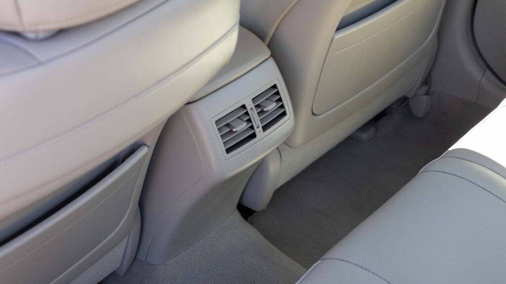 2010 Toyota Camry XLE Image 25 of 33