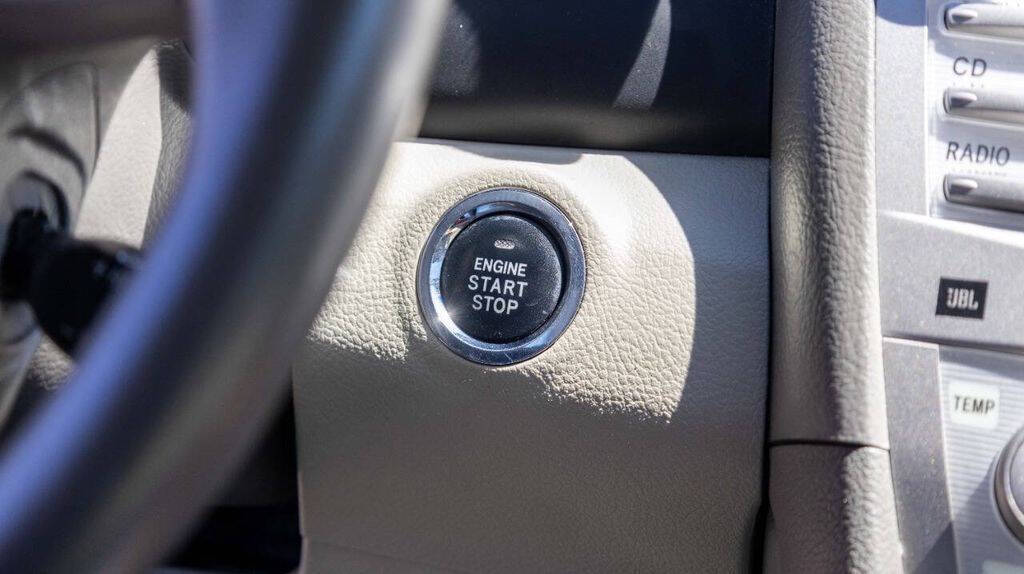 2010 Toyota Camry XLE Image 24 of 33