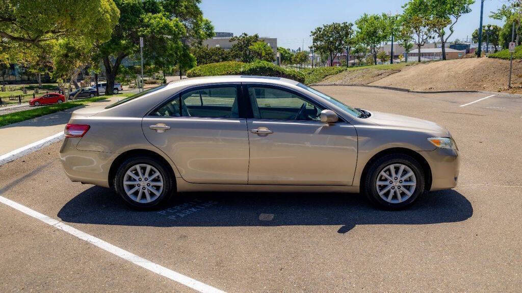 2010 Toyota Camry XLE Image 8 of 33