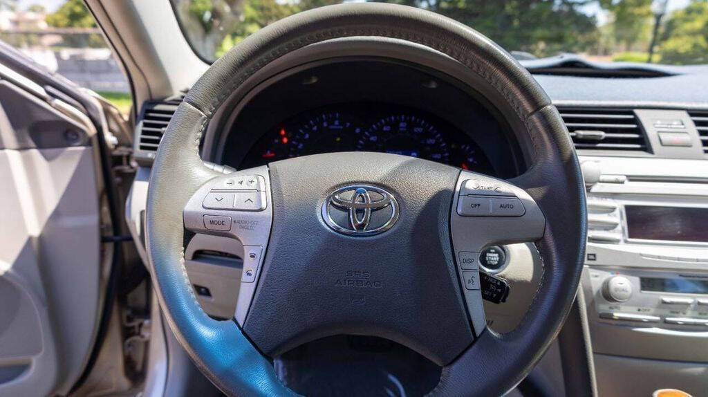 2010 Toyota Camry XLE Image 21 of 33