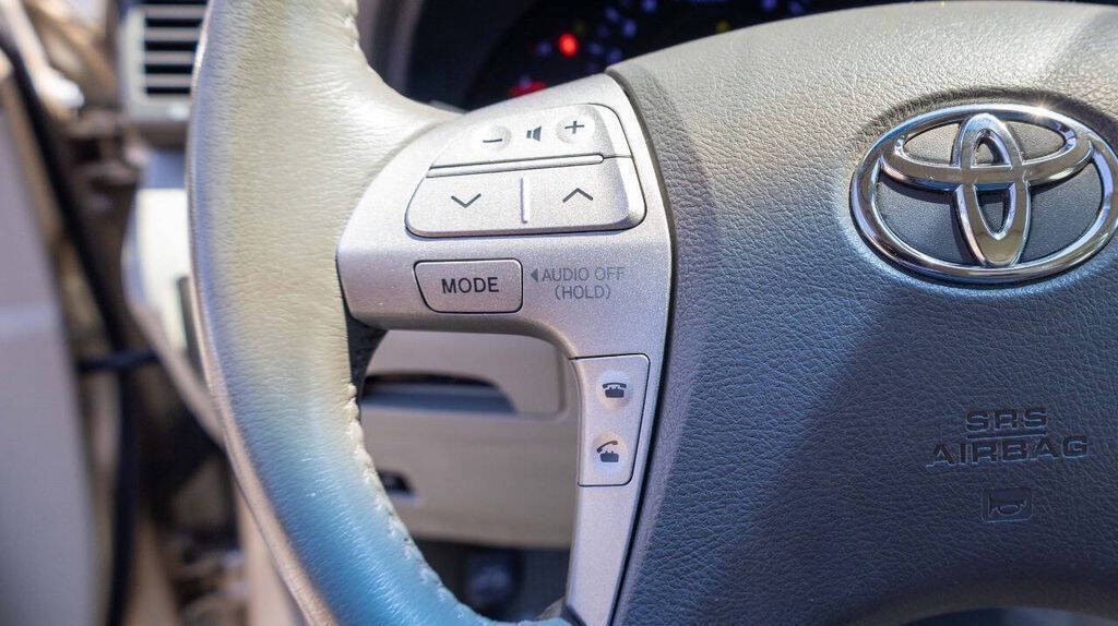 2010 Toyota Camry XLE Image 30 of 33