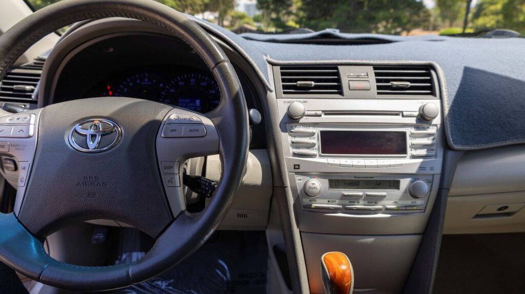 2010 Toyota Camry XLE Image 20 of 33