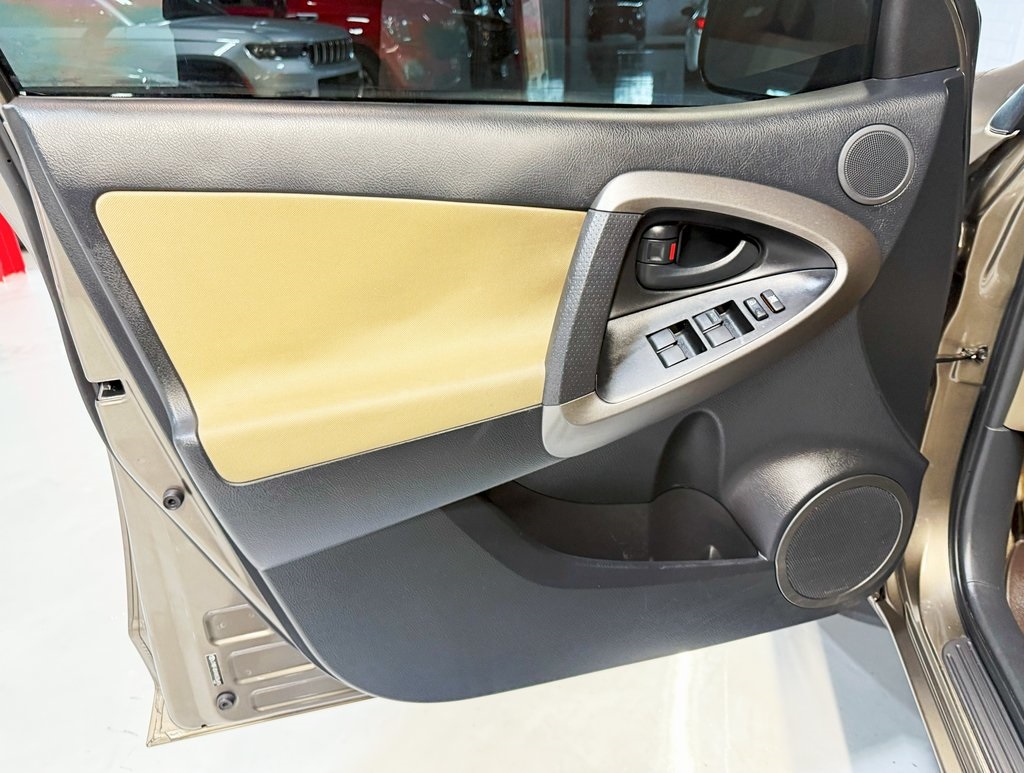 Vehicle image 26 of 31