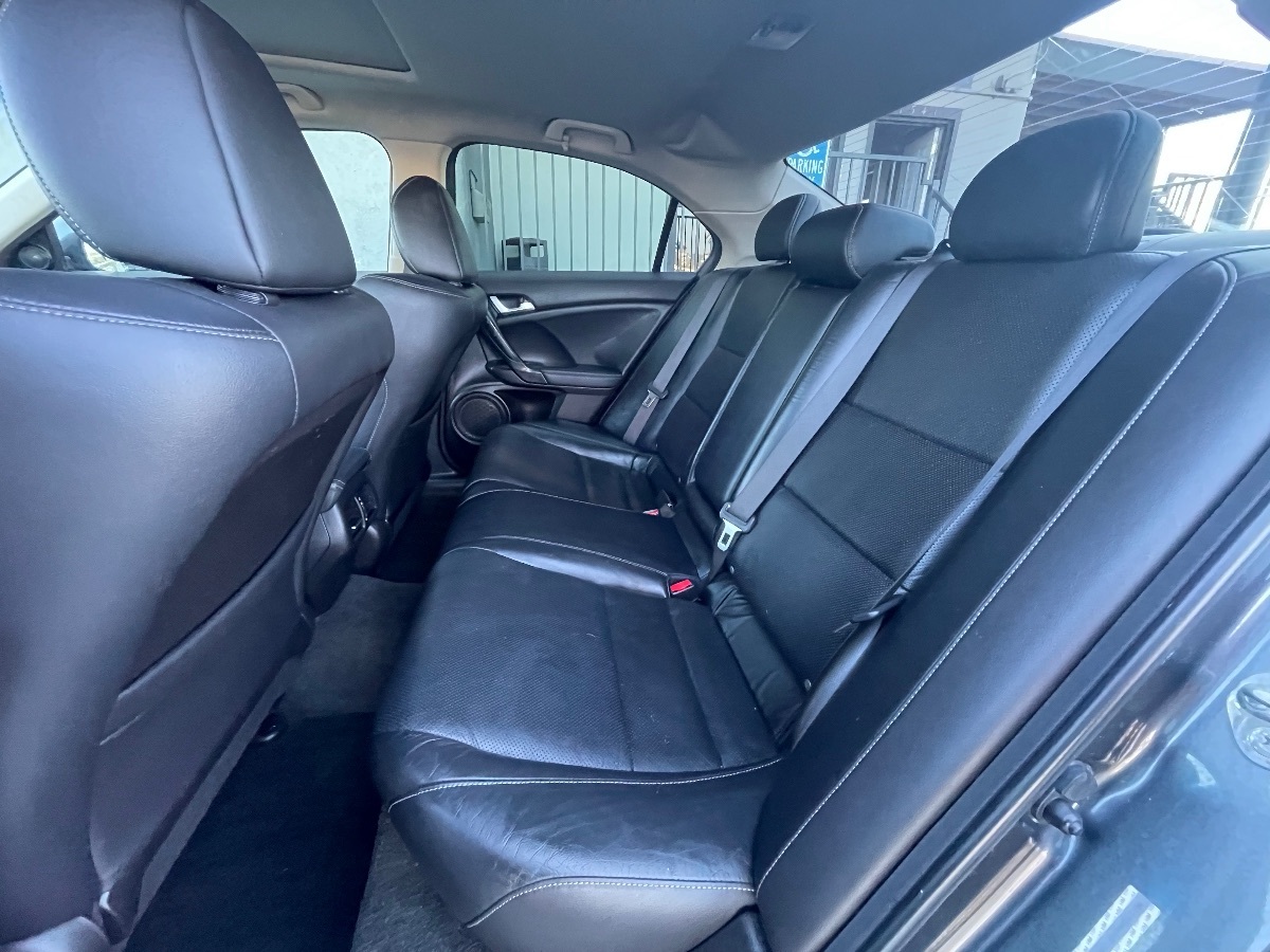 Vehicle image 15 of 21