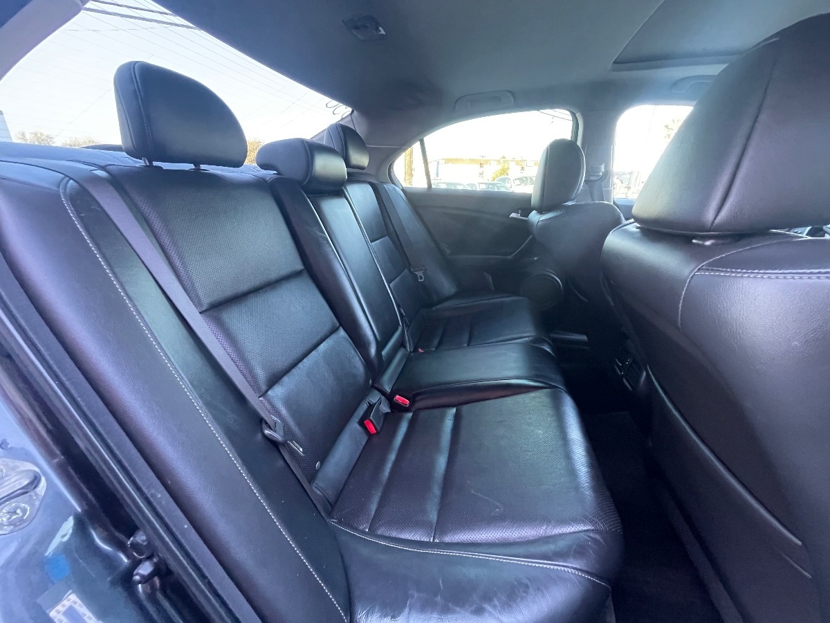 Vehicle image 14 of 21