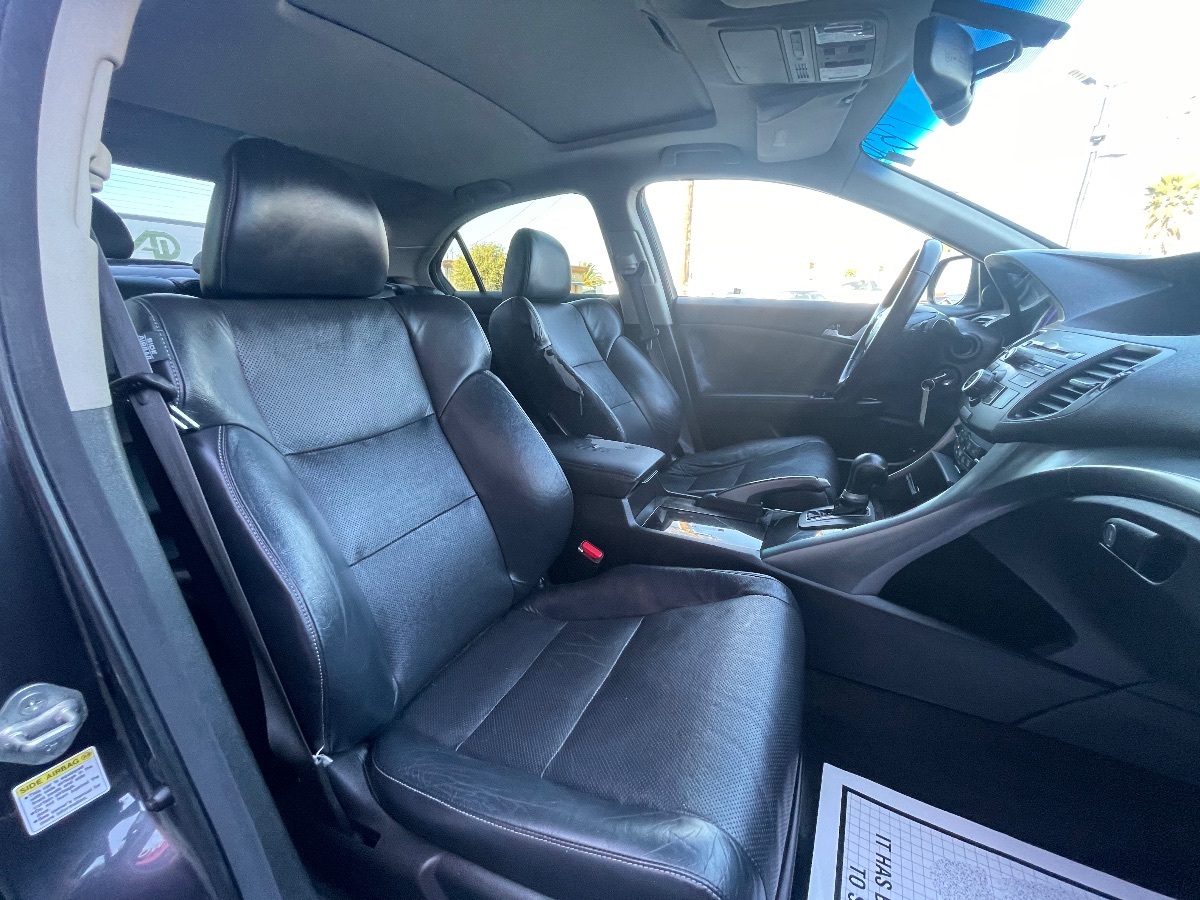 Vehicle image 13 of 21