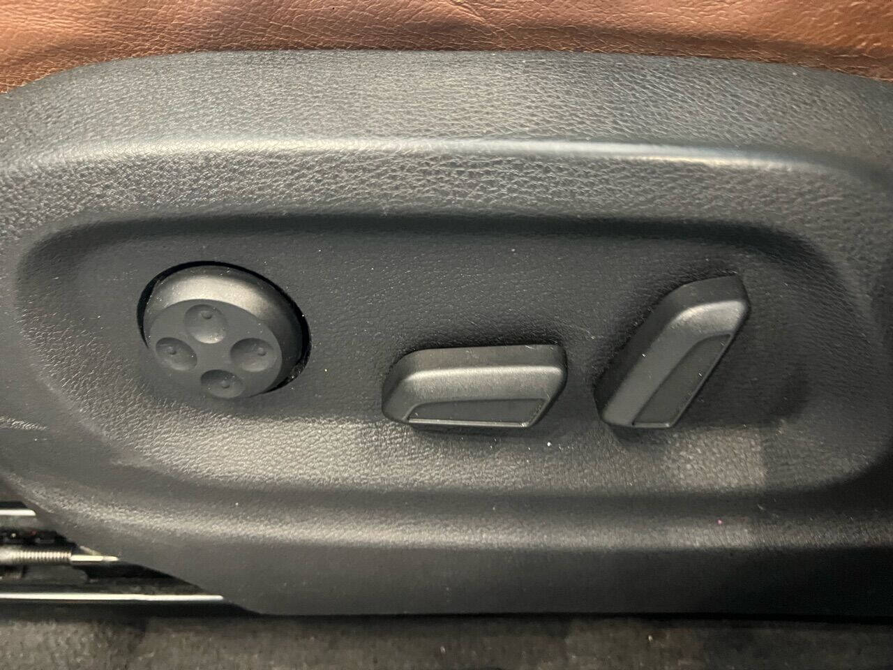 Vehicle image 20 of 71