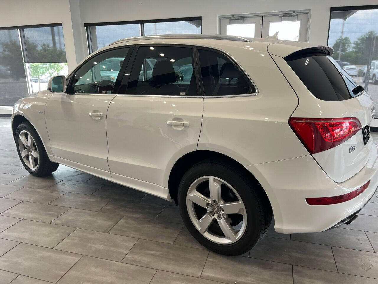 Vehicle image 5 of 71