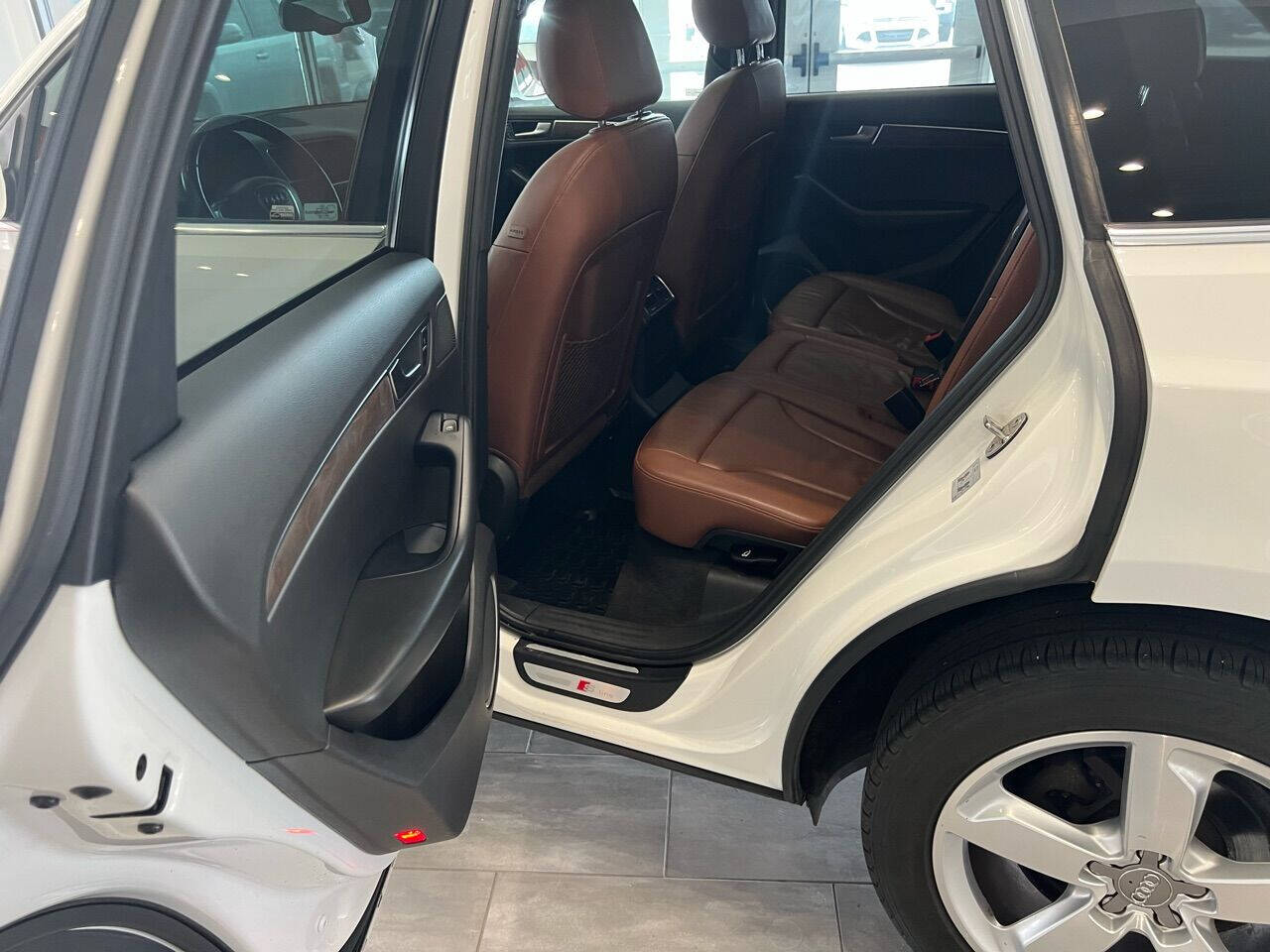 Vehicle image 38 of 71