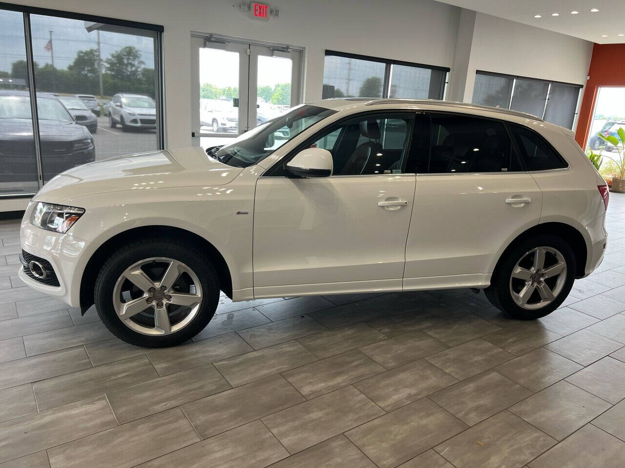Vehicle image 4 of 71