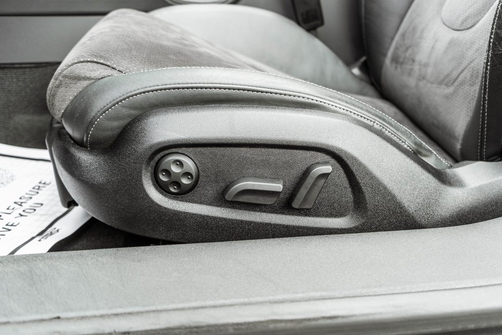 Vehicle image 33 of 38