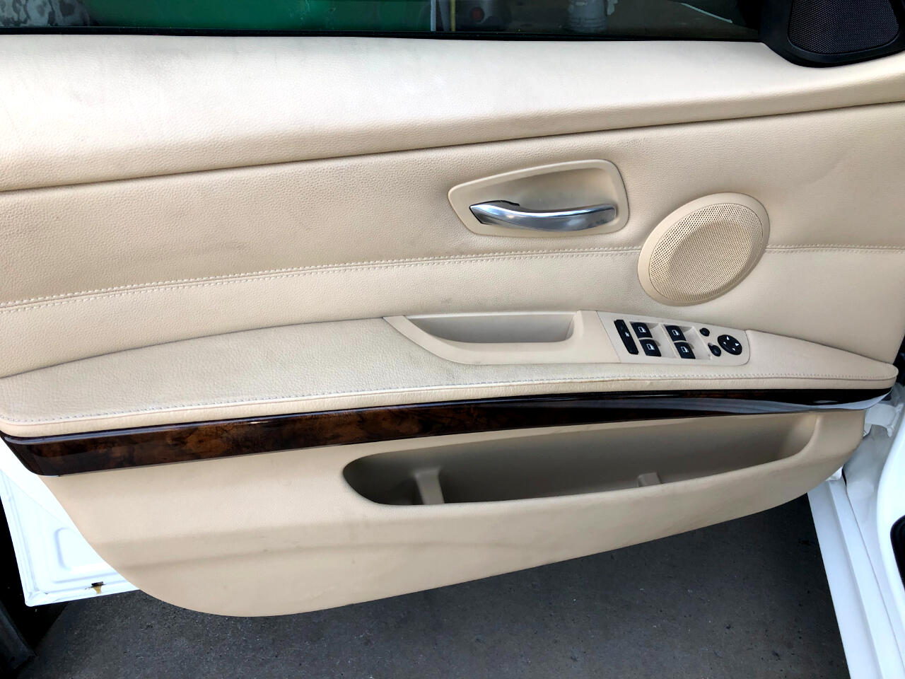 Vehicle image 8 of 27