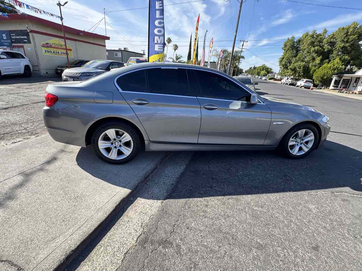 2011 BMW 5 Series 528i Image 3 of 14