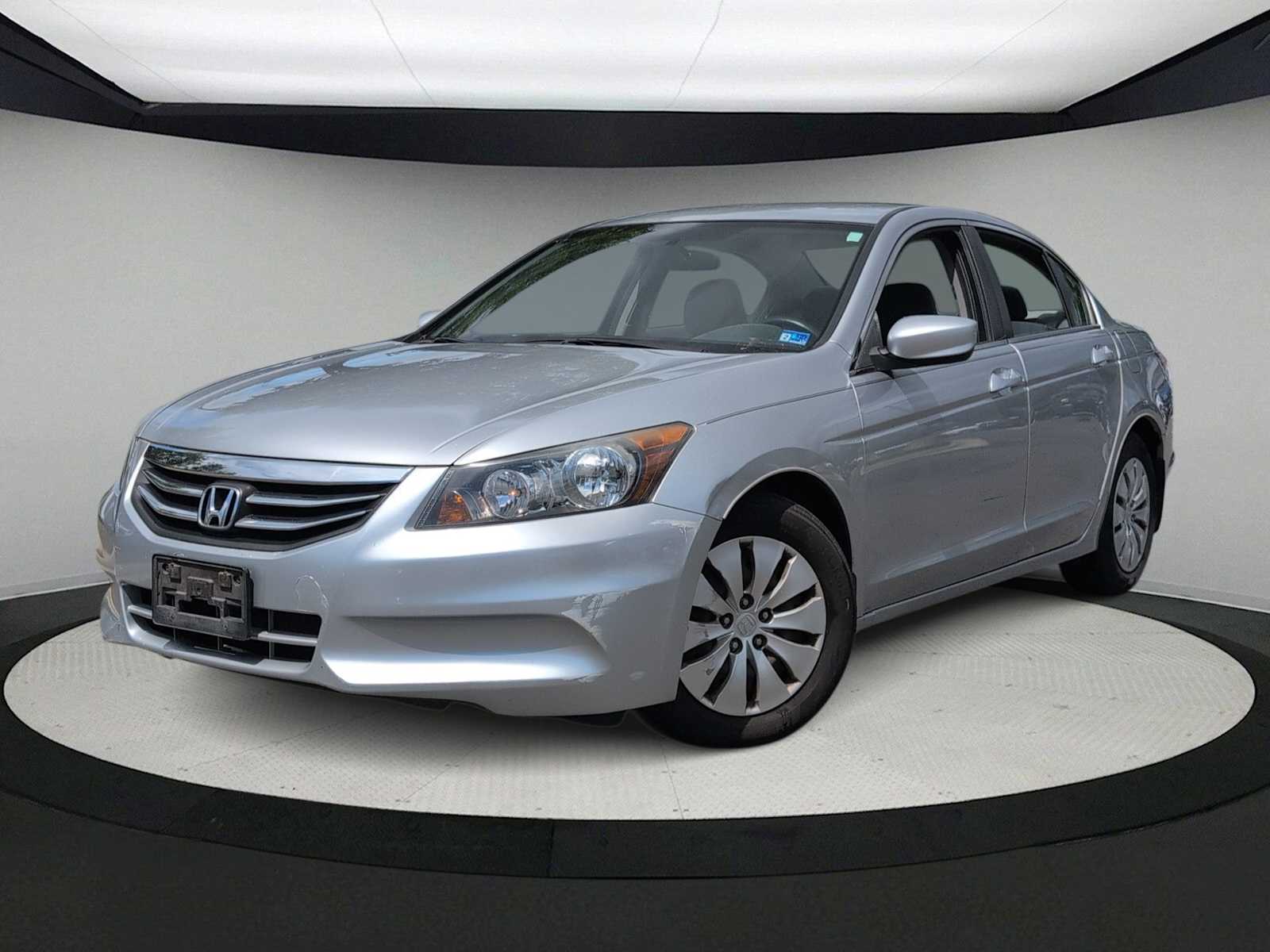 2011 Honda Accord LX Image 2 of 30
