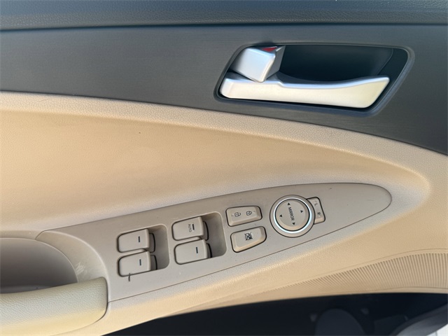 Vehicle image 17 of 21