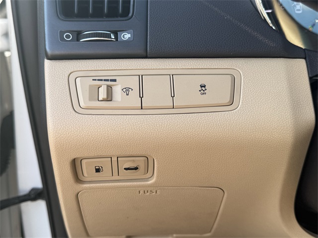 Vehicle image 18 of 21