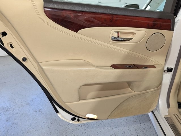 2011 Lexus LS 460 Image 23 of 68