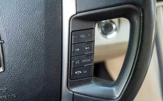 Vehicle image 21 of 25