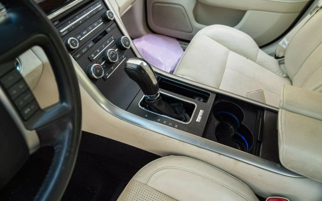 Vehicle image 18 of 25