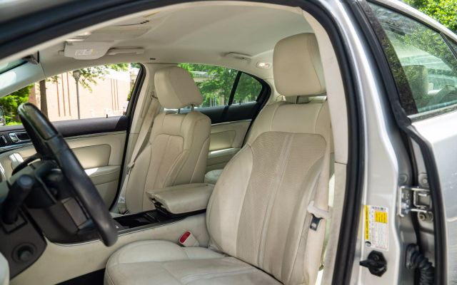Vehicle image 17 of 25