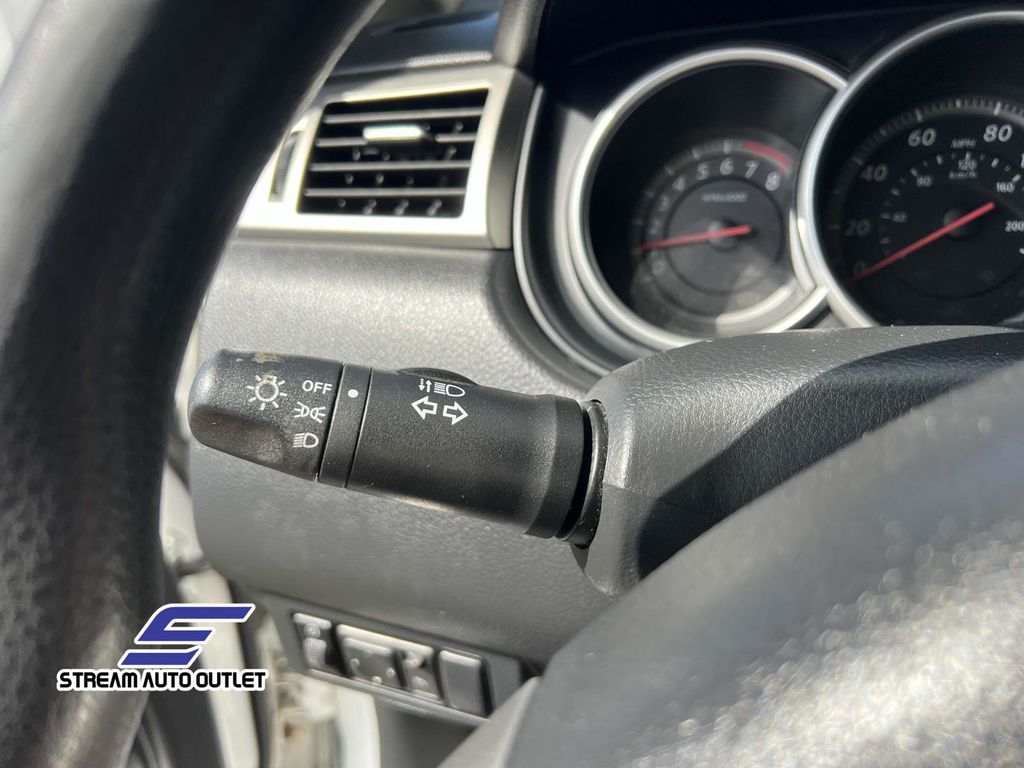 2011 Nissan Versa 1.8 S Image 21 of 33