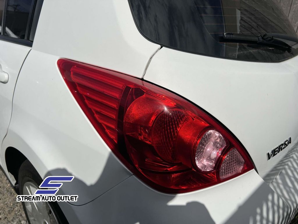 2011 Nissan Versa 1.8 S Image 11 of 33