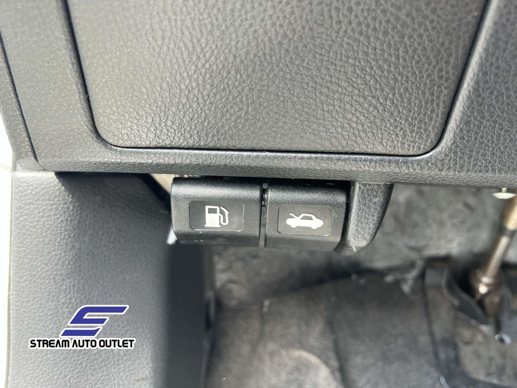 2011 Nissan Versa 1.8 S Image 28 of 33