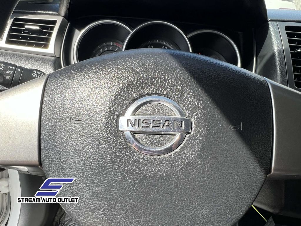 2011 Nissan Versa 1.8 S Image 31 of 33