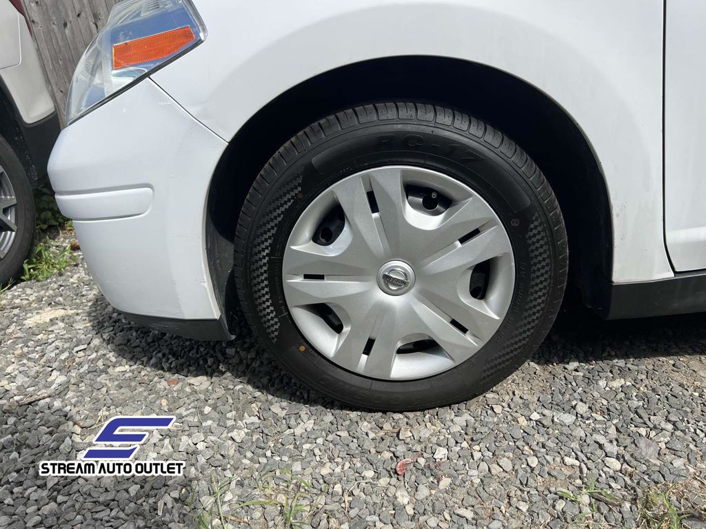 2011 Nissan Versa 1.8 S Image 3 of 33