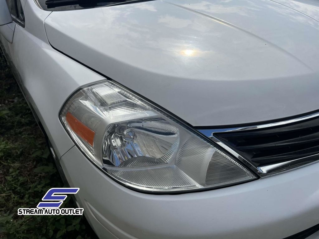 2011 Nissan Versa 1.8 S Image 18 of 33