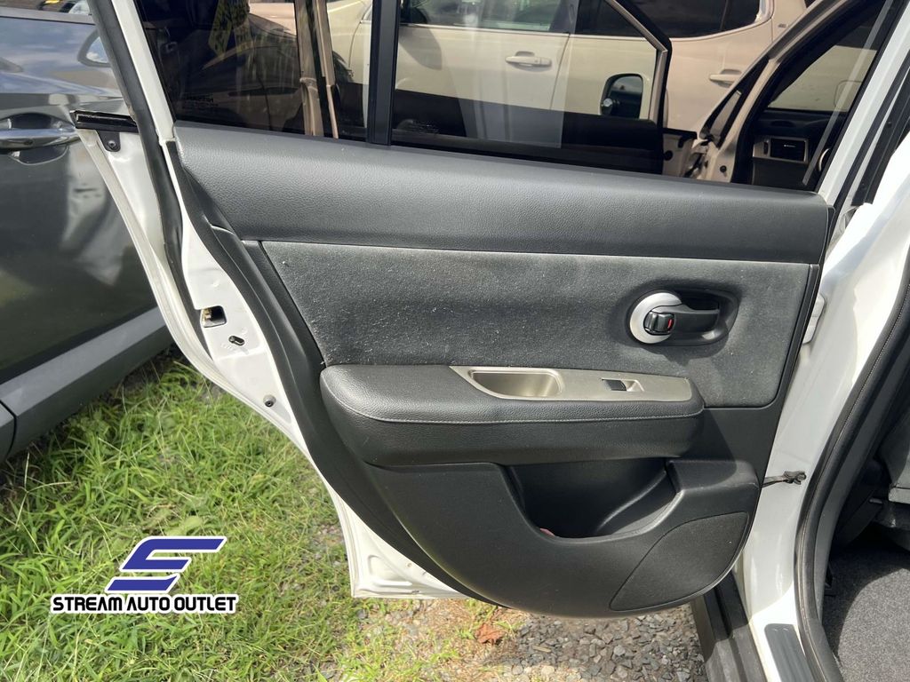 2011 Nissan Versa 1.8 S Image 23 of 33