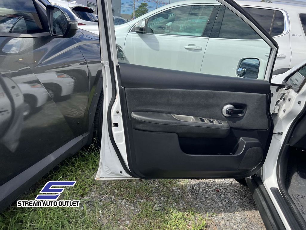 2011 Nissan Versa 1.8 S Image 16 of 33