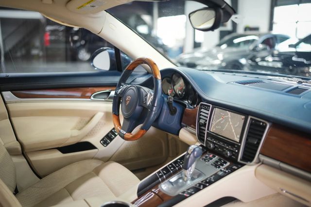 2011 Porsche Panamera 4 Image 39 of 78