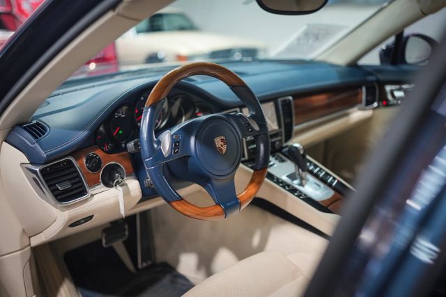 2011 Porsche Panamera 4 Image 40 of 78