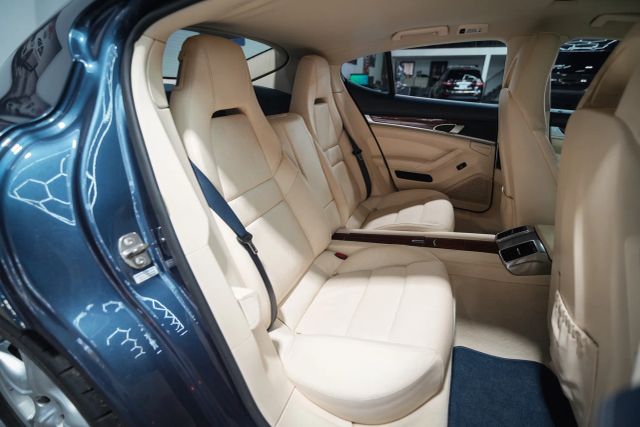 2011 Porsche Panamera 4 Image 31 of 78