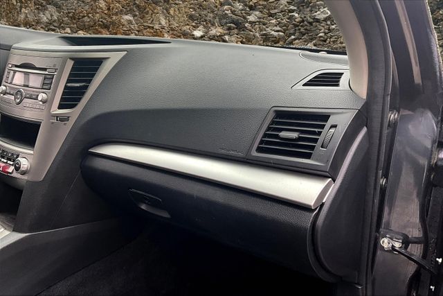 2011 Subaru Outback 2.5i Image 14 of 29