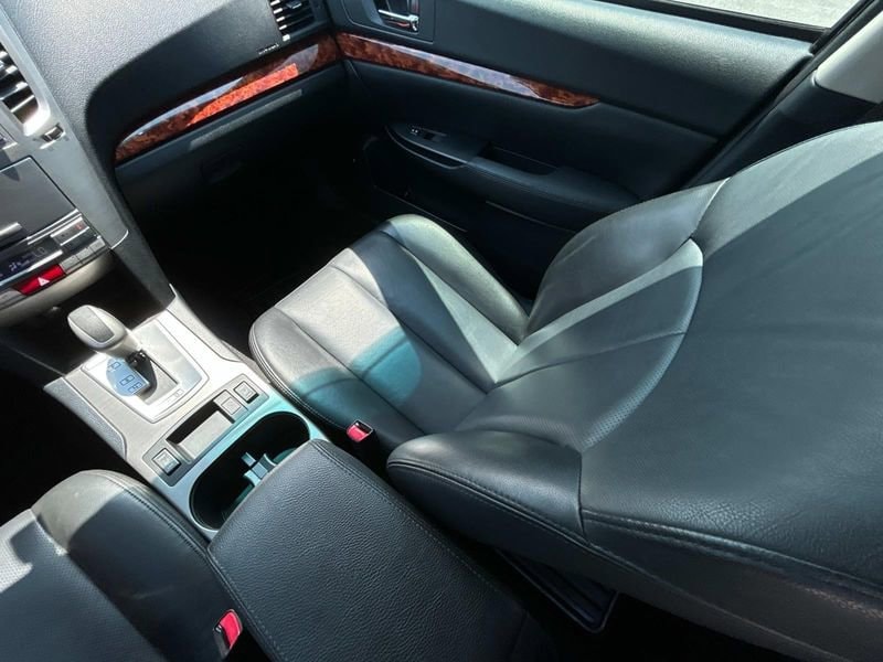 2011 Subaru Outback 2.5i Limited Image 14 of 25