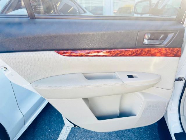 2011 Subaru Outback 2.5i Limited Image 25 of 37