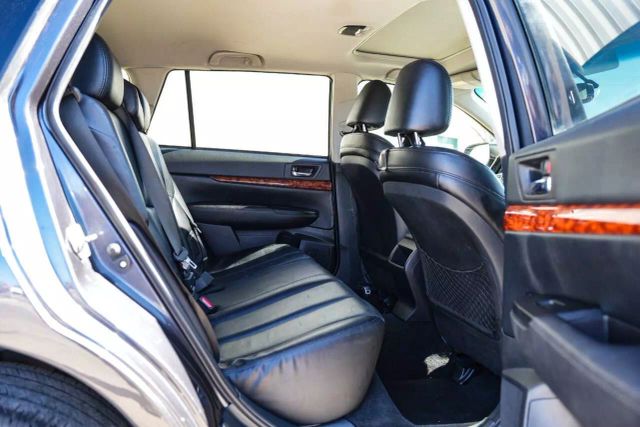 2011 Subaru Outback 2.5i Limited Navigation Image 3 of 8
